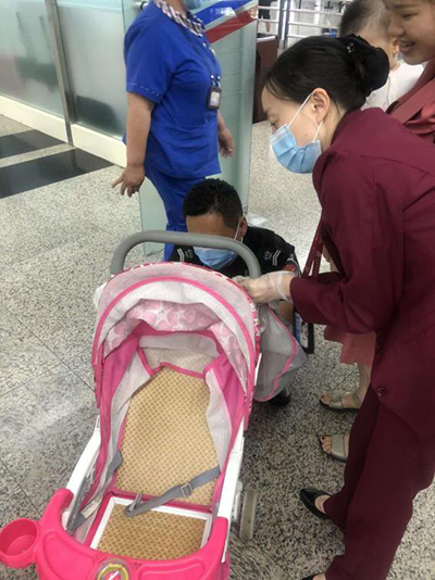 圖片1.png“真情服務”是讓旅客更加安心、放心、舒心的出行。行查室作為部門進港服務的最后一個環(huán)節(jié)，在日常工作中也很注重服務細節(jié)。6月10日，行查室工作人員幫助旅客打開嬰兒車，為她排憂解難。.png