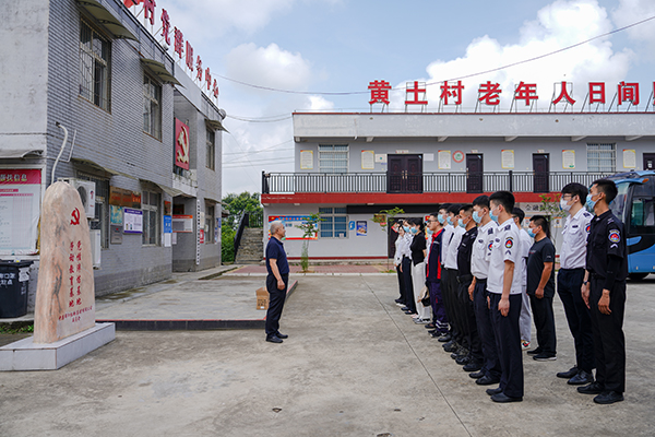 “助力鄉(xiāng)村振興，踐行艱苦奮斗” 將新員工黨性教育活動(dòng)搬到對(duì)口幫扶村1.jpg