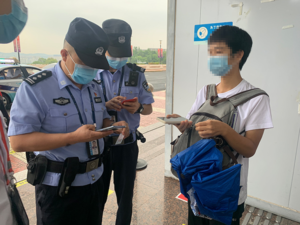 安檢站查獲一旅客冒用他人健康碼、核酸證明副本.jpg