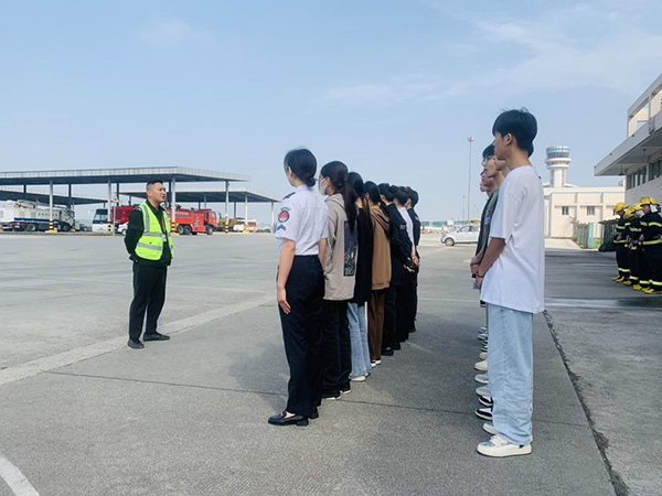 綿陽機(jī)場(chǎng)安檢站對(duì)閬中機(jī)場(chǎng)、民航校  實(shí)習(xí)生開展軍訓(xùn).png